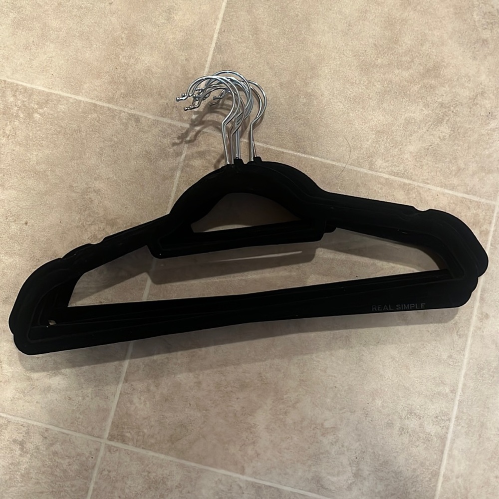 10 Velvety black hangers